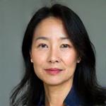 法務責任者である鈴木由美子の肖像写真